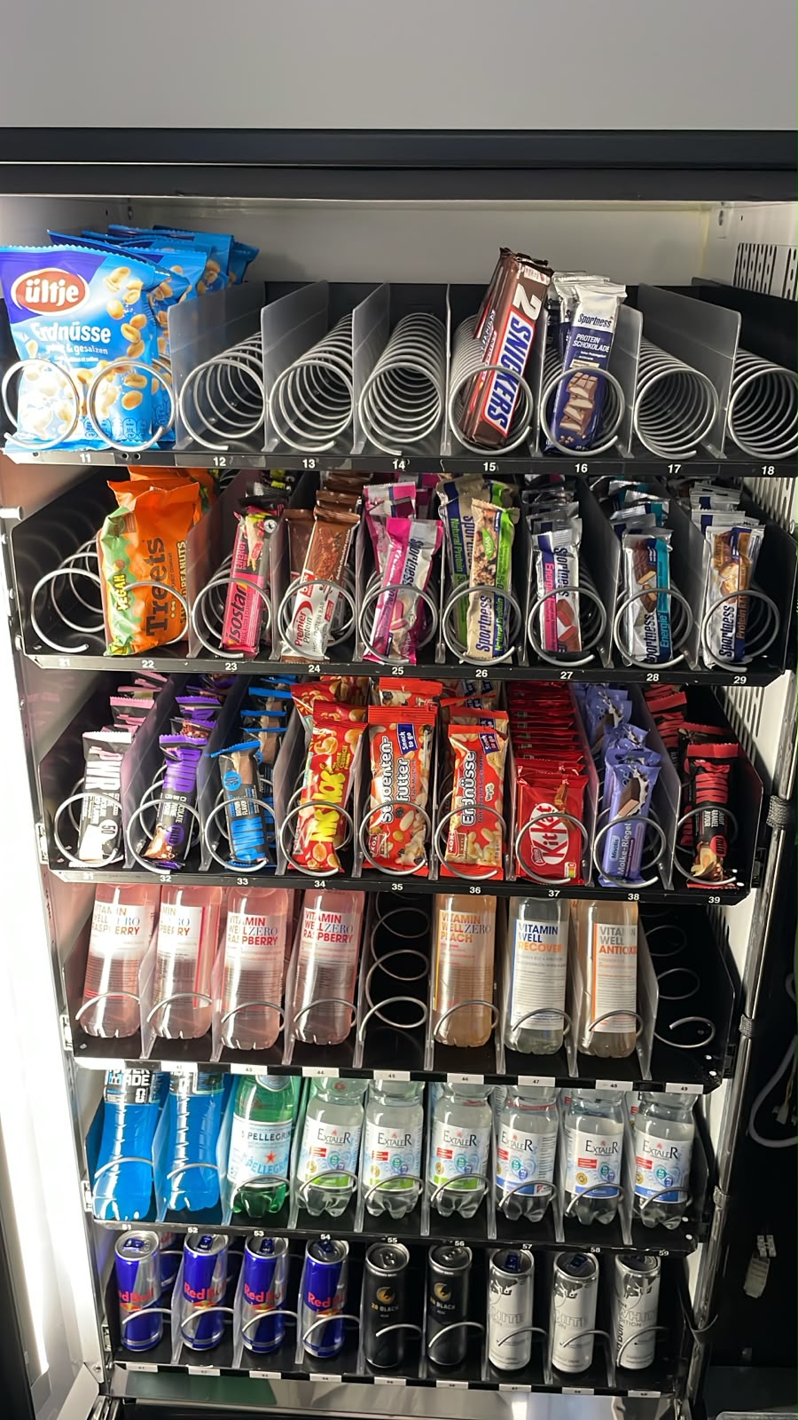 Eigene Aufnahme der Snack- und Getränkefächer mit Wasser, Erfrischungsgetränken und Energy Drinks